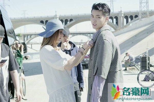 吴亦凡睡粉丝事件过程 骗女粉丝上床的小公狗?
