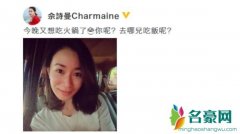 佘诗曼晒素颜照 对镜甜笑满满的少女感