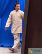 吴奇隆片场照曝光 身材十分臃肿显得特别矮胖