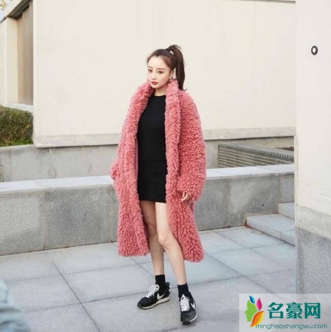 李小璐为网店拍写真