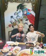金希澈祝绪丹吃火锅 两人对镜竖起大拇指非常有爱
