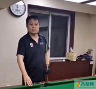 毕福剑深夜打台球 大摆pose被调侃变胖了