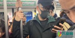 黄海波乘地铁接儿子 戴着帽子口罩眼镜全副武装现