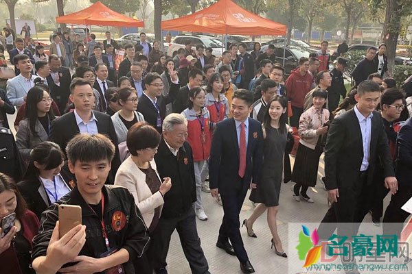 刘强东美国酒吧监控视频 刘强东美国聚会都有哪些人
