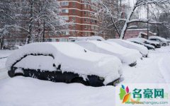 车上的雪扫下去刮车漆吗 冬天怎么保养车子