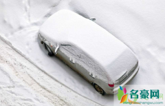 车上的积雪是自然化掉好还是扫掉好 下雪天汽车注