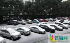 下雪天车上的雪要扫掉吗 下雪天汽车要注意什么