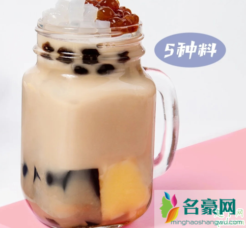 瑞幸新品小鹿料多多奶茶好喝吗？这一杯杯奶茶超多料！2