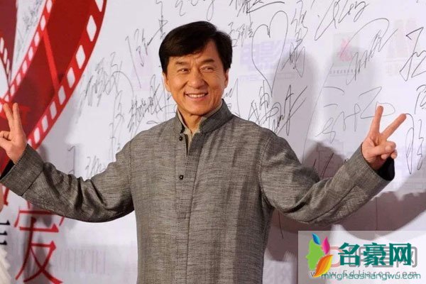 林凤娇探班成龙视频经过 有钱又有何用?为了成龙这个渣男窝囊了一辈子?