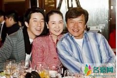 林凤娇探班成龙视频经过 有钱又有何用?为了成龙这