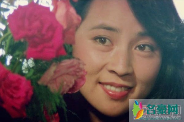 林凤娇探班成龙视频经过 有钱又有何用?为了成龙这个渣男窝囊了一辈子?