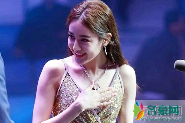 迪丽热巴露内裤母乳照 怕露就别穿那么少 还在扮猩猩装矫情
