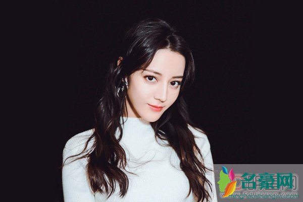迪丽热巴露内裤母乳照 怕露就别穿那么少 还在扮猩猩装矫情