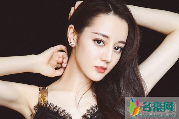 迪丽热巴露内裤母乳照 怕露就别穿那么少 还在扮猩猩装矫情