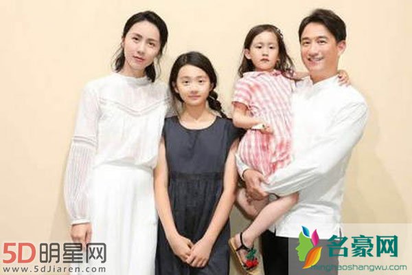 黄磊这人到底有多虚伪 两个女儿继续生不就是想要个儿子吗?何必装