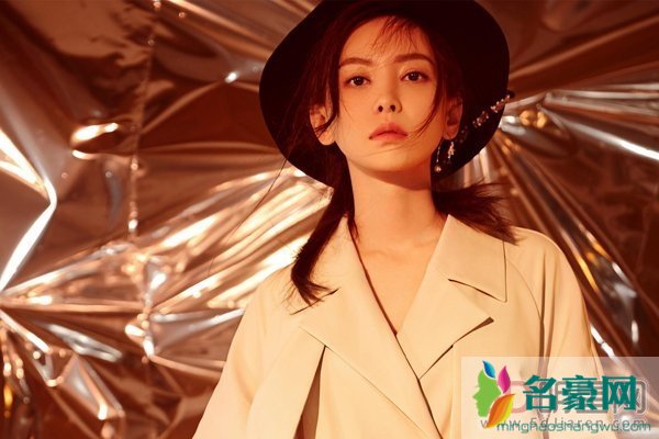 总感觉于文文是弯的 她长的其实不是非常漂亮的那种但感觉看着很舒服