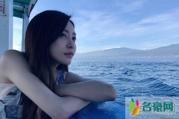 总感觉于文文是弯的 她长的其实不是非常漂亮的那种但感觉看着很舒服