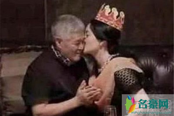 赵本山女人关婷娜照片 这样才是关婷娜的卖点,那时候农村谁敢这么穿