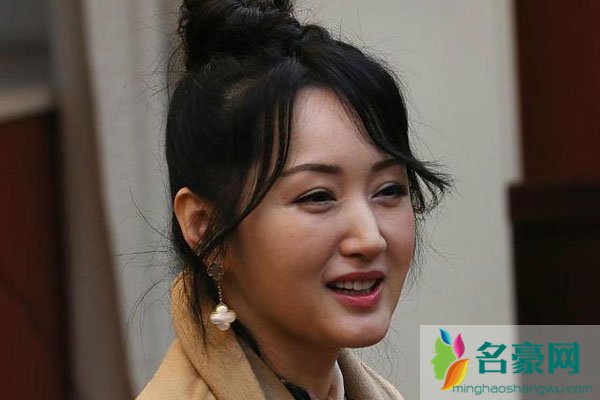 杨钰莹有再婚吗 并不是她没把自巳嫁出去,哪个有点自尊的男人不要脸面