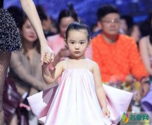 董璇女儿走秀 小酒窝才3岁已经是国际童模