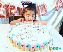 咘咘生日甜美似公主 扎着可爱的小辫子趴在桌子前