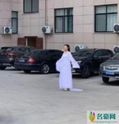 徐冬冬被曝演小龙女 白衣飘飘装扮被吐槽像女鬼