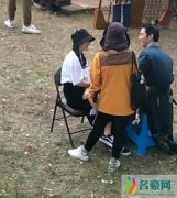何超莲千里探班窦骁 两人亲密坐在一起甜聊羡煞旁