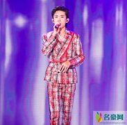 易烊千玺新发型 领衔开场酷帅有型气场A爆