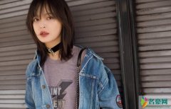 辛芷蕾机场被粉丝喊妈 她回头愣住的反应很真实