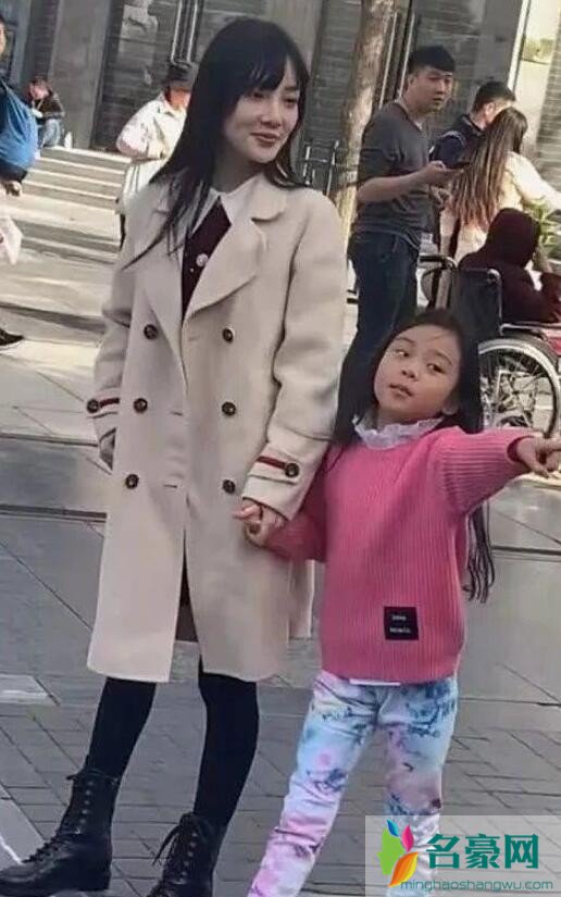 李小璐甜馨近照