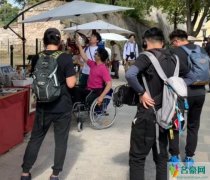 李晨国外录综艺受伤 坐轮椅出行令粉丝很担心