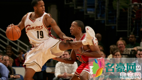 最早登上NBA的国产球鞋品牌是谁 NBA中谁最早上脚国产品牌球鞋