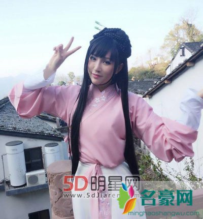 斗鱼仙儿丝袜吃香蕉福利照曝光 女仆装视频+睡衣视频+喝牛奶花样繁多啊