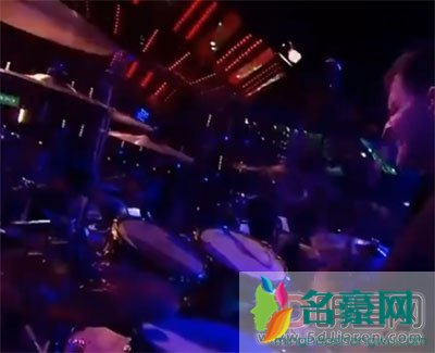 大鹏第一滴泪参加蒙面歌王第几期 蒙面歌王为大鹏合音的是哪个女孩是谁