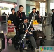 吴京坐轮椅现身机场 手里抱拐杖疑旧伤复发
