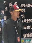 谢霆锋现身自家餐厅 穿夹克外套戴鸭舌帽型男范十