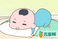 婴儿趴着睡会不会影响腿型 为什么小孩喜欢趴着睡