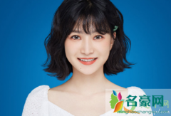 拍蓝底照片有什么要求 蓝底照片是天蓝还是深蓝