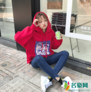 红卫衣搭配运动鞋