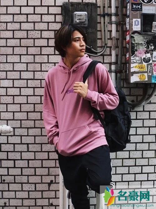 男生粉色衣服怎么搭配 粉色衣服怎么穿不娘