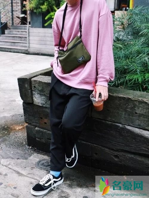 男生粉色衣服怎么搭配 粉色衣服怎么穿不娘