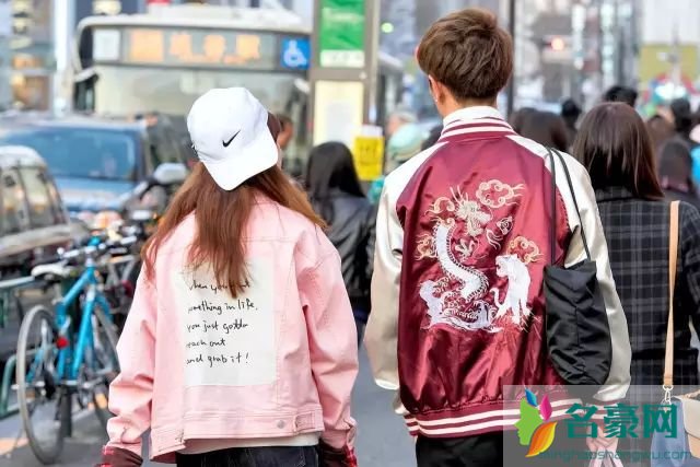 男生粉色衣服怎么搭配 粉色衣服怎么穿不娘