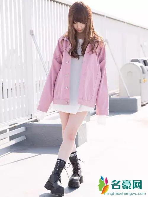 男生粉色衣服怎么搭配 粉色衣服怎么穿不娘
