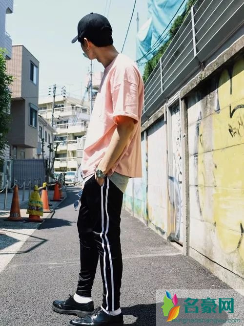 男生粉色衣服怎么搭配 粉色衣服怎么穿不娘