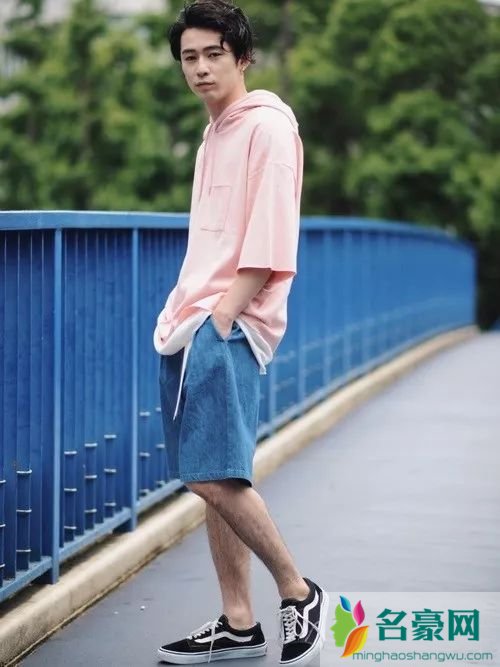 男生粉色衣服怎么搭配 粉色衣服怎么穿不娘