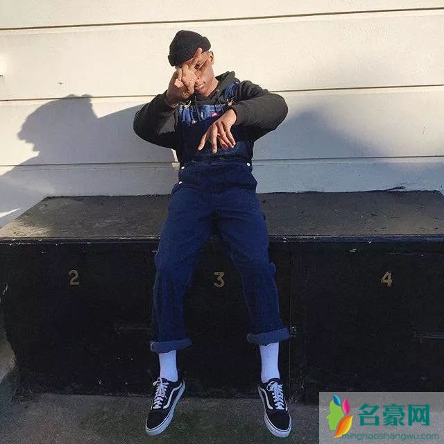 男生背带裤怎么搭配好看 男生背带裤潮流不娘搭配方法