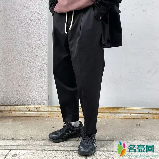 黑裤子怎么搭配出高级感 黑裤子配什么上衣什么鞋