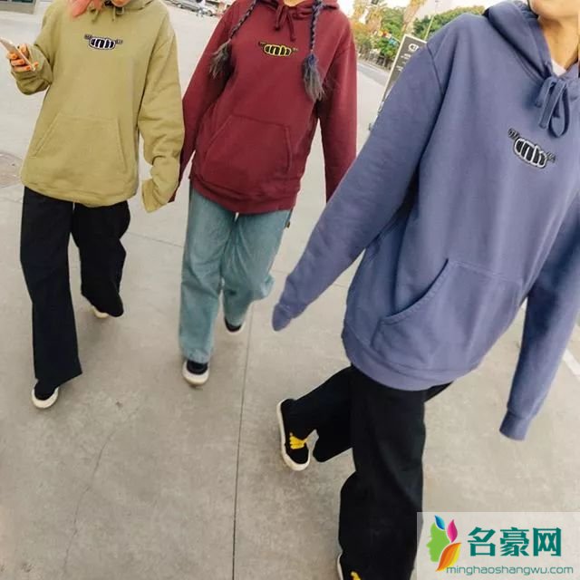 黑裤子怎么搭配出高级感 黑裤子配什么上衣什么鞋