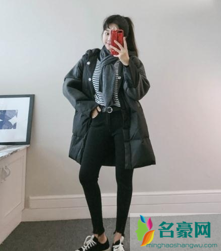 黑色羽绒服怎么搭配毛衣 黑色羽绒服搭配毛衣示范