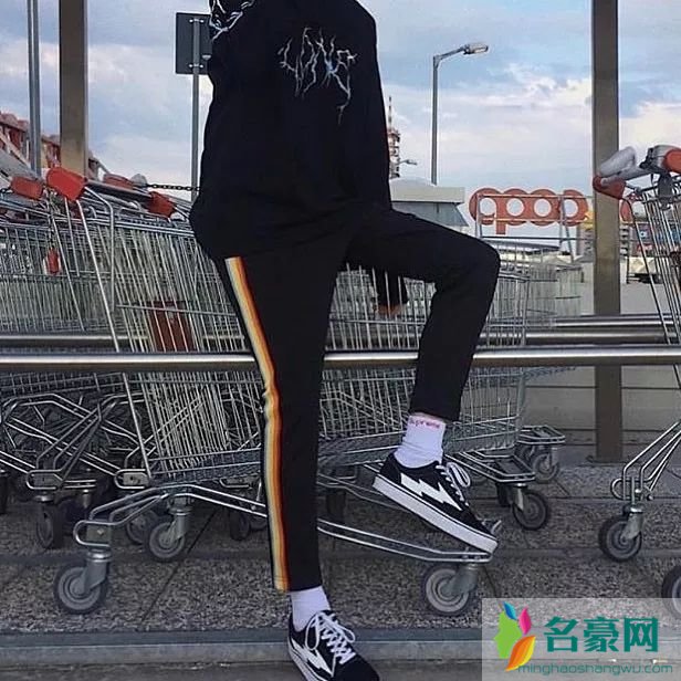 运动套装“校服”怎么穿搭 运动套装为什么又这么火
